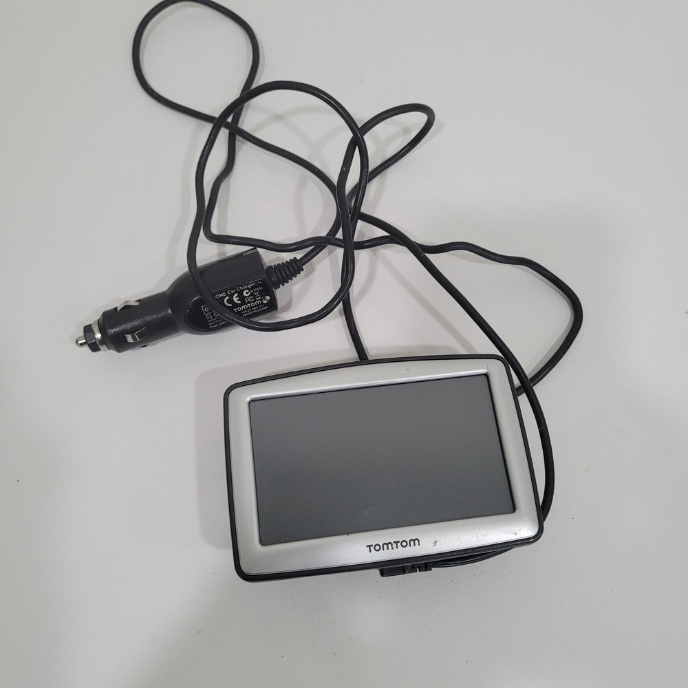 TomTom XL GPS‎ Navigator System 4EG0.001.13 with Car Charger and Mount Broken